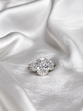 Charger l'image dans la visionneuse de la galerie, Three-stone oval lab gown engagement ring