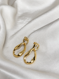 Charger l'image dans la visionneuse de la galerie, 14K Italian Yellow Gold Sculptural Drop Earrings
