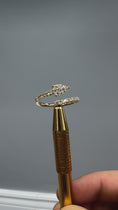 Charger et lire la vidéo dans la visionneuse de la galerie, Diamond Snake Ring
